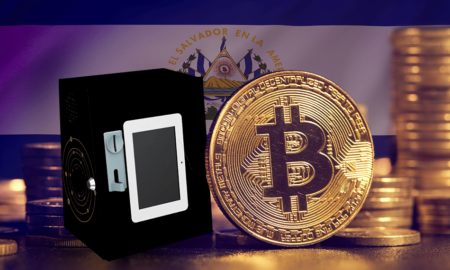 Niños cambian monedas por céntimos de bitcoin en cajero artesanal creado en El Salvador