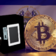 Niños cambian monedas por céntimos de bitcoin en cajero artesanal creado en El Salvador